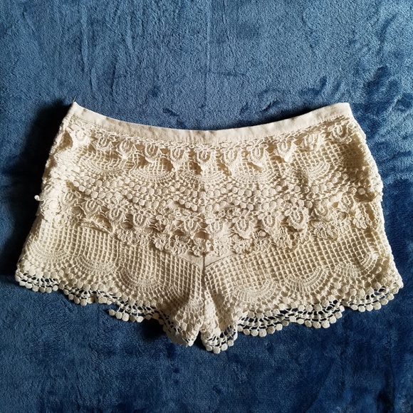 Urban Outfitters Pins & Needles Crochet Lace Ivory Tap Shorts Size 4 - Picture 7 of 8
